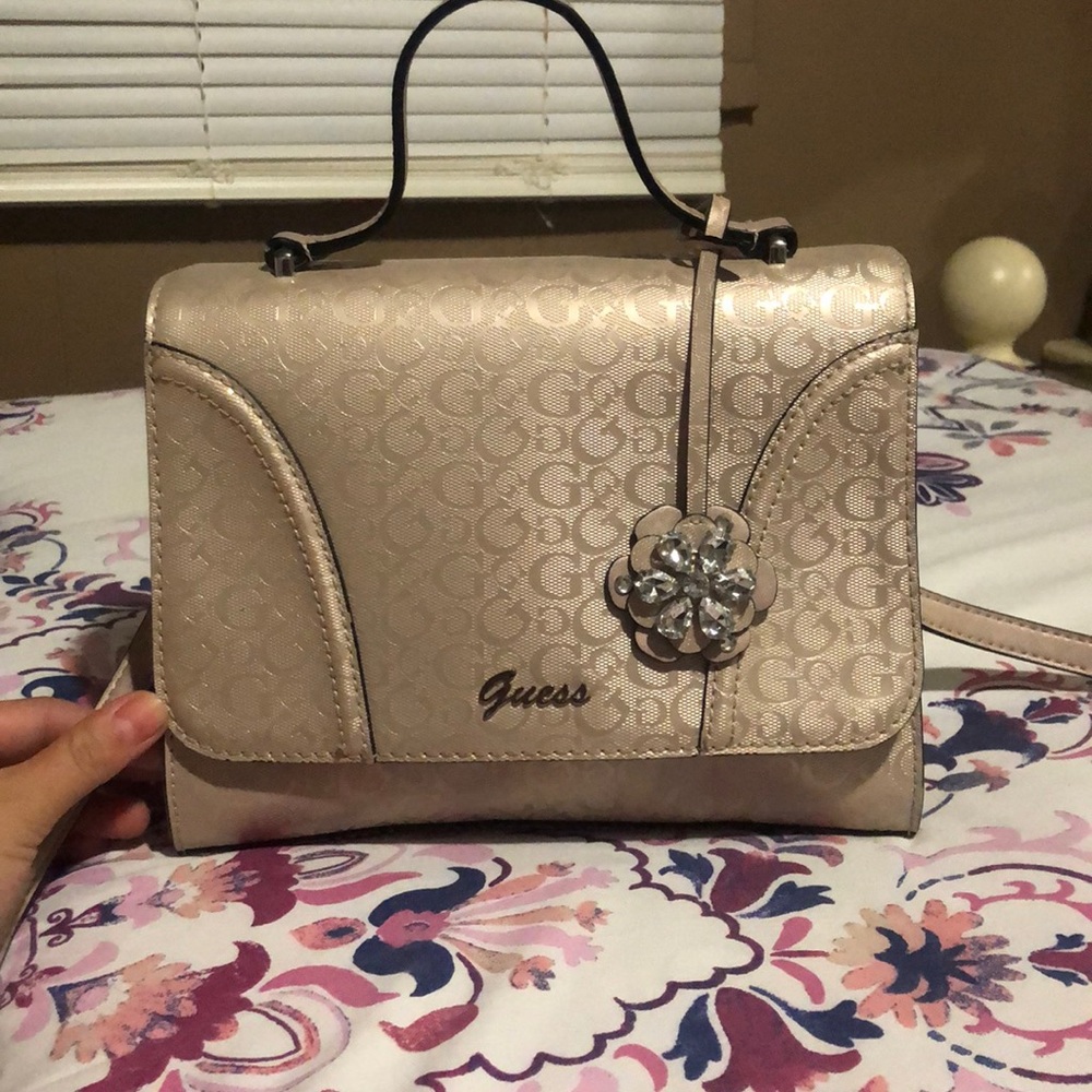 Guess shoulder bag with detachable strap.
